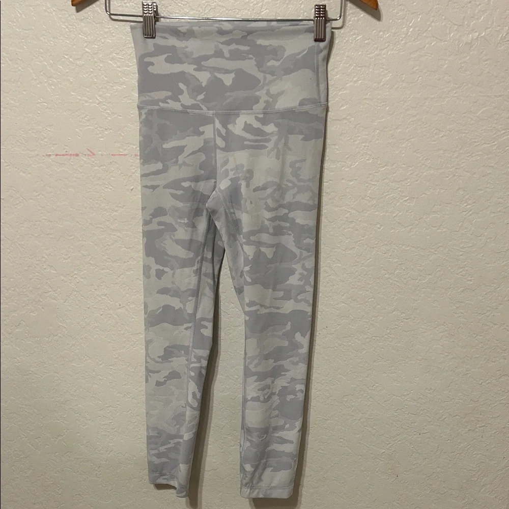 🚀Lululemon Athletica Light Gray Camo Leggings size 4 GUC
